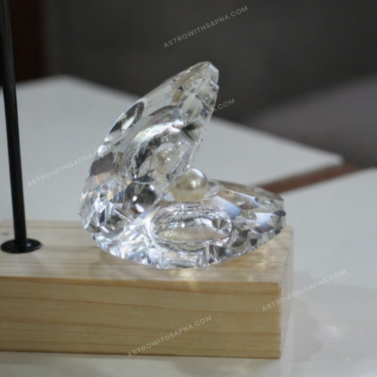 Lilone Crystal Pearl Showpiece – Elegant Oyster Decor (12 cm)